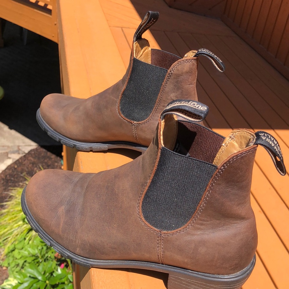 Blundstone heeled boot antique brown.